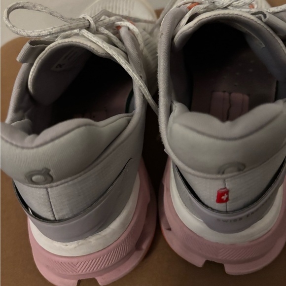 Perfect For walking and running, the brand is On cloud - Picture 5 of 7